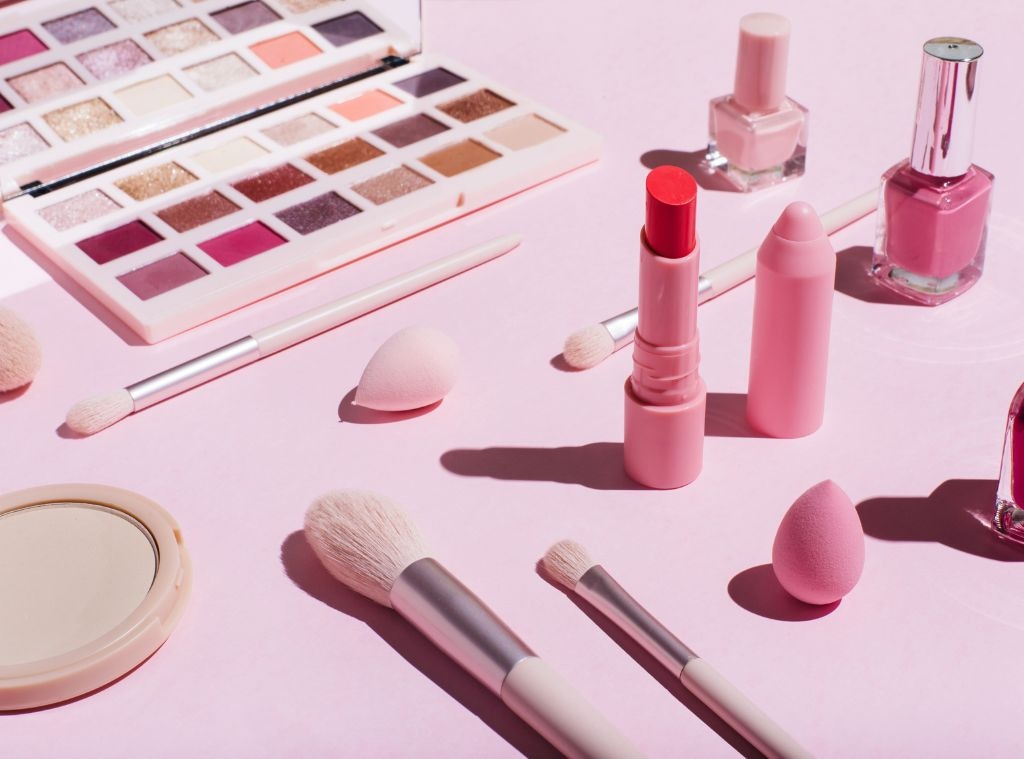 Prom Makeup Inspo: Simple Beauty Essentials & Bold Looks for the Big Night 21 fade make-up hero image.jpg
