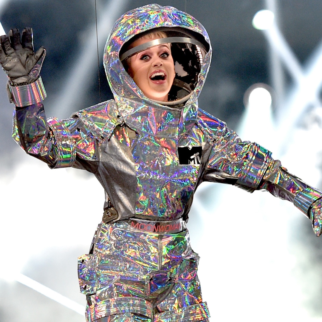 След като Кейти Пери предизвика спорове като участва в изстрелване