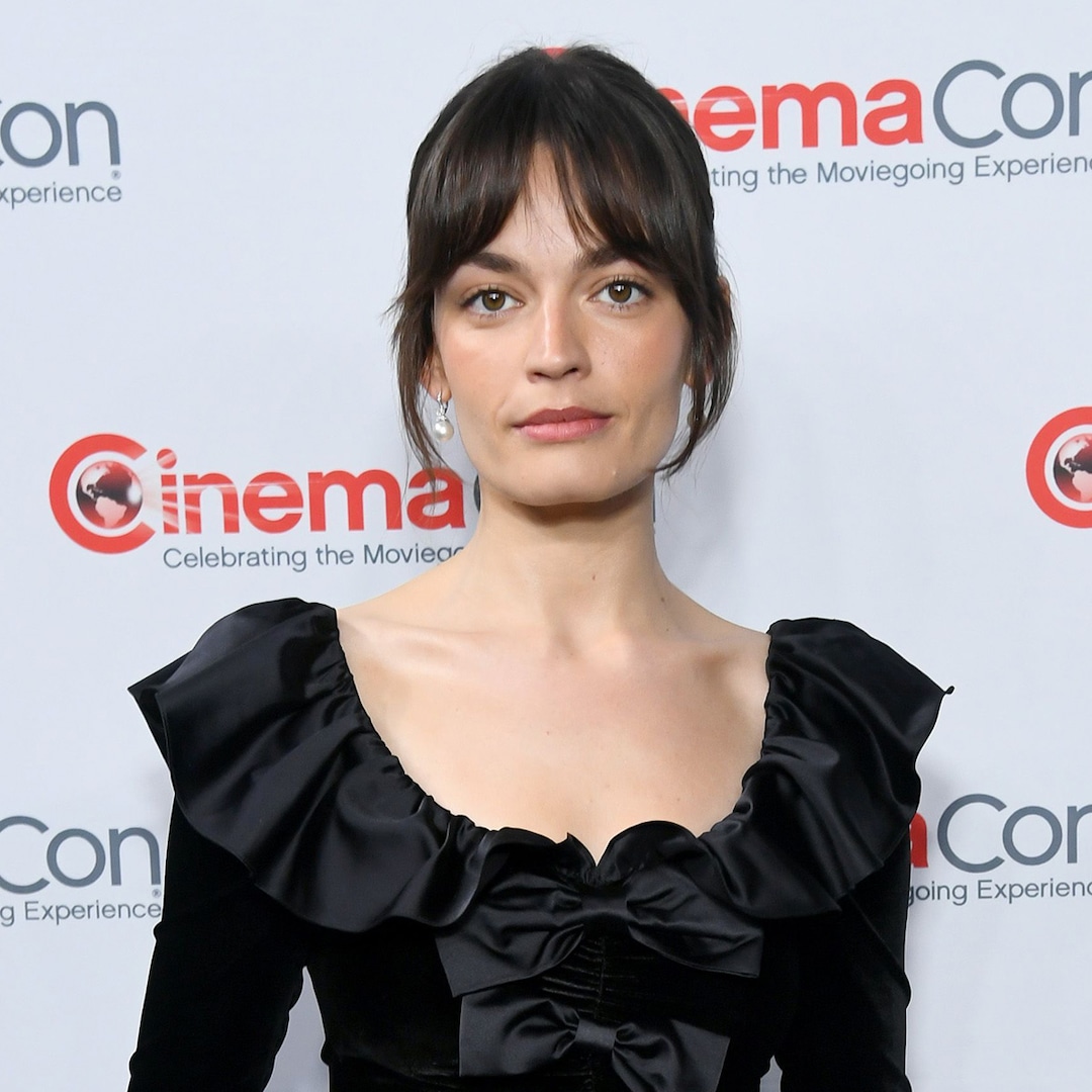 Ема Маки е представена като бялата вещица във филма на