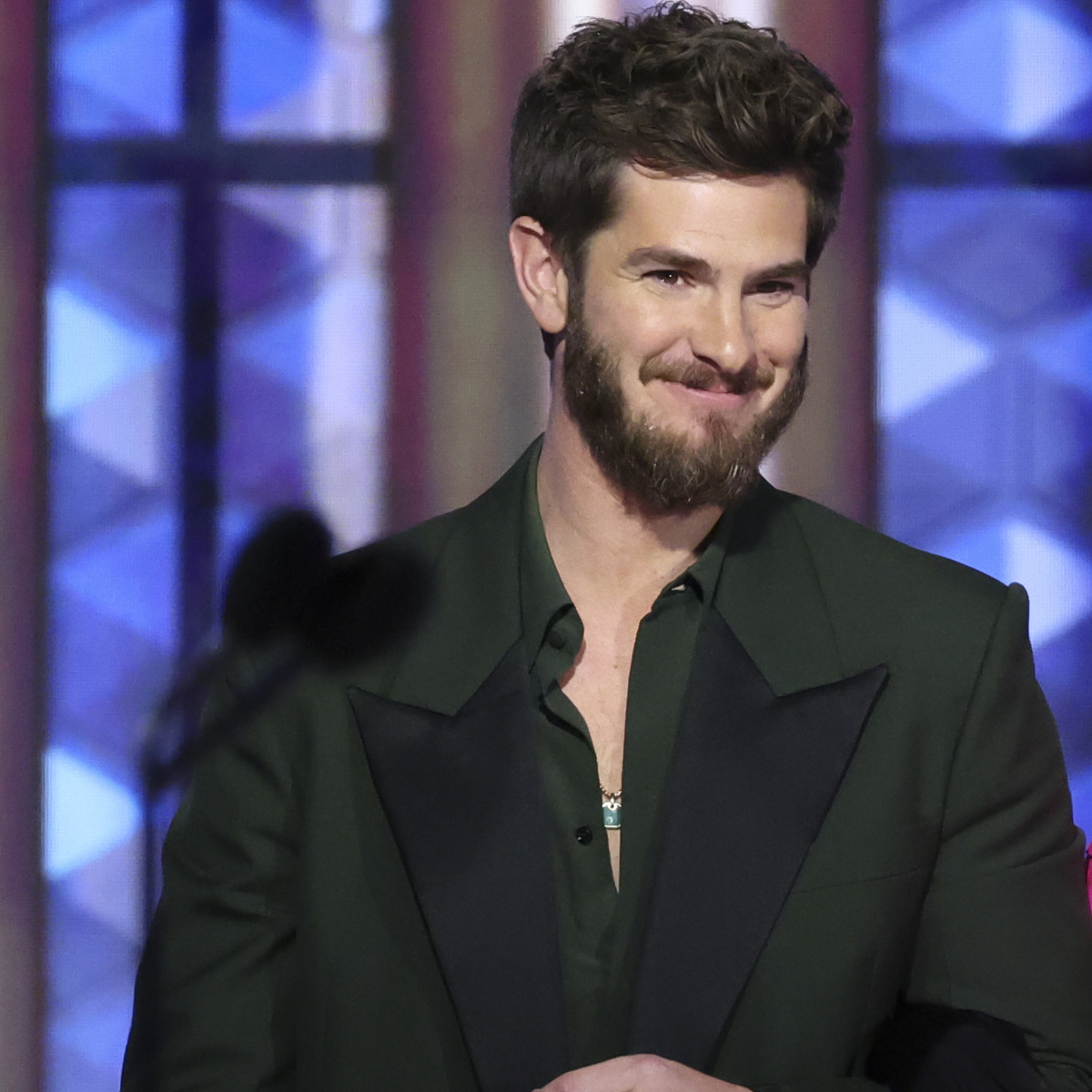 2025 Golden Globes: Andrew Garfield's Sexy Reading Glasses Have the Internet Thirsting - E! Online