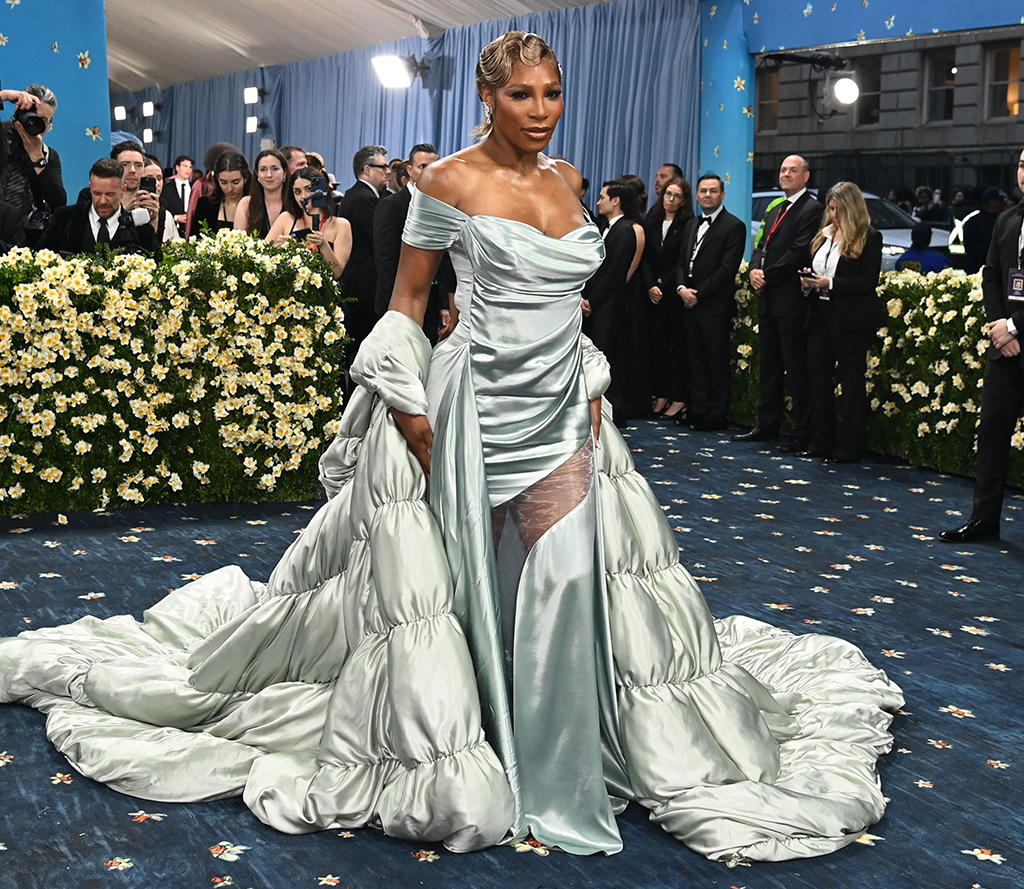 Serena Williams arrives at Met Gala 2025 red carpet 