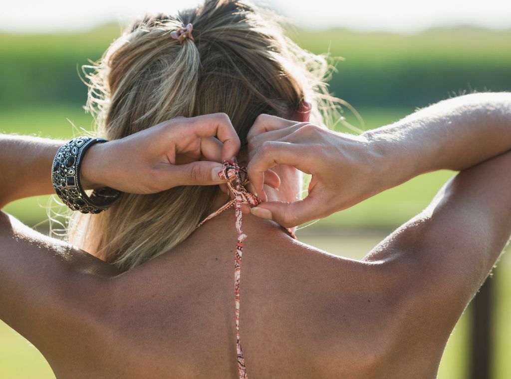 Cómo eliminar el acné en el pecho y la espalda para siempre este verano, según un dermatólogo imagen principal