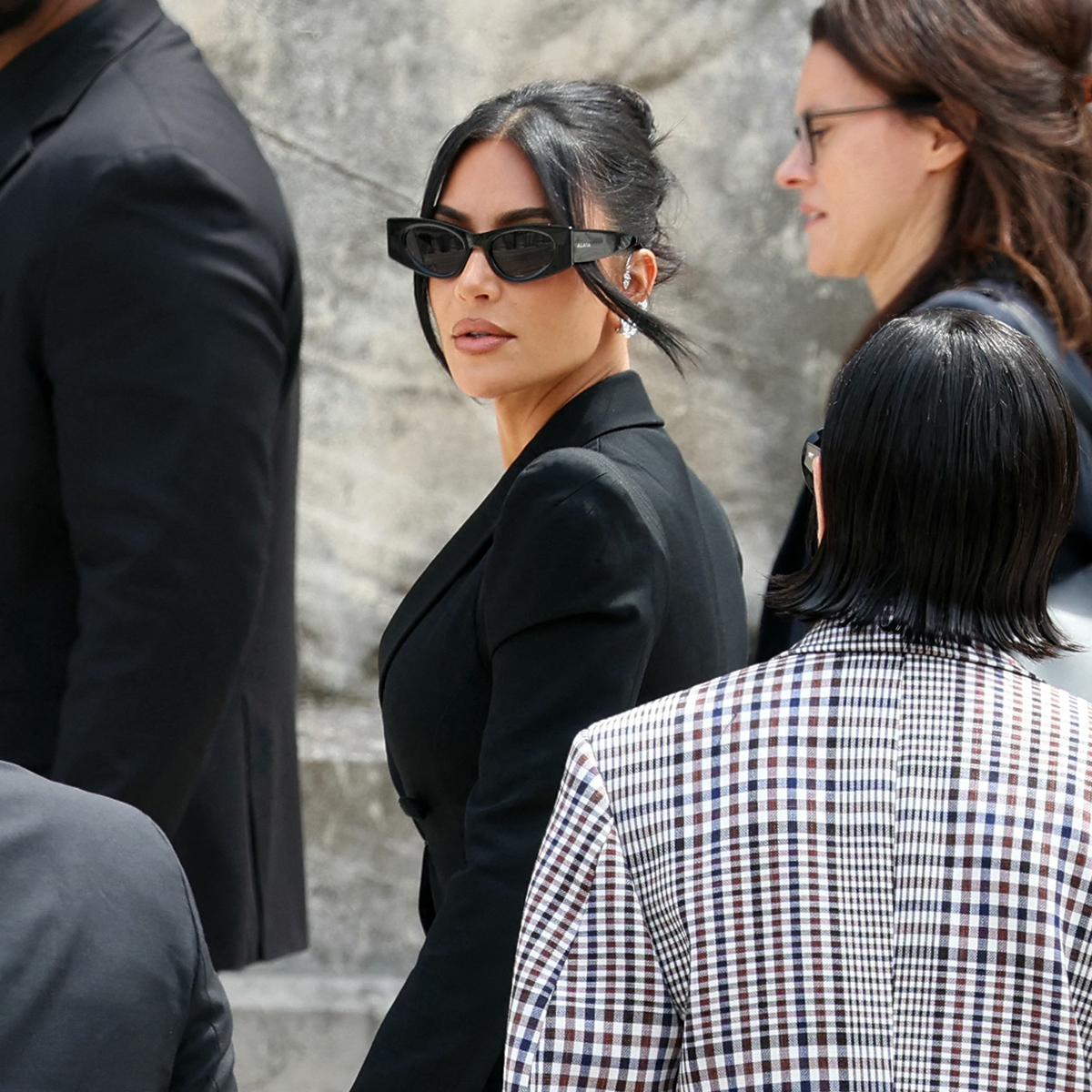 Kim Kardashian's VERY excessive Christmas decorations has the people  divided!, image size:1200x1200