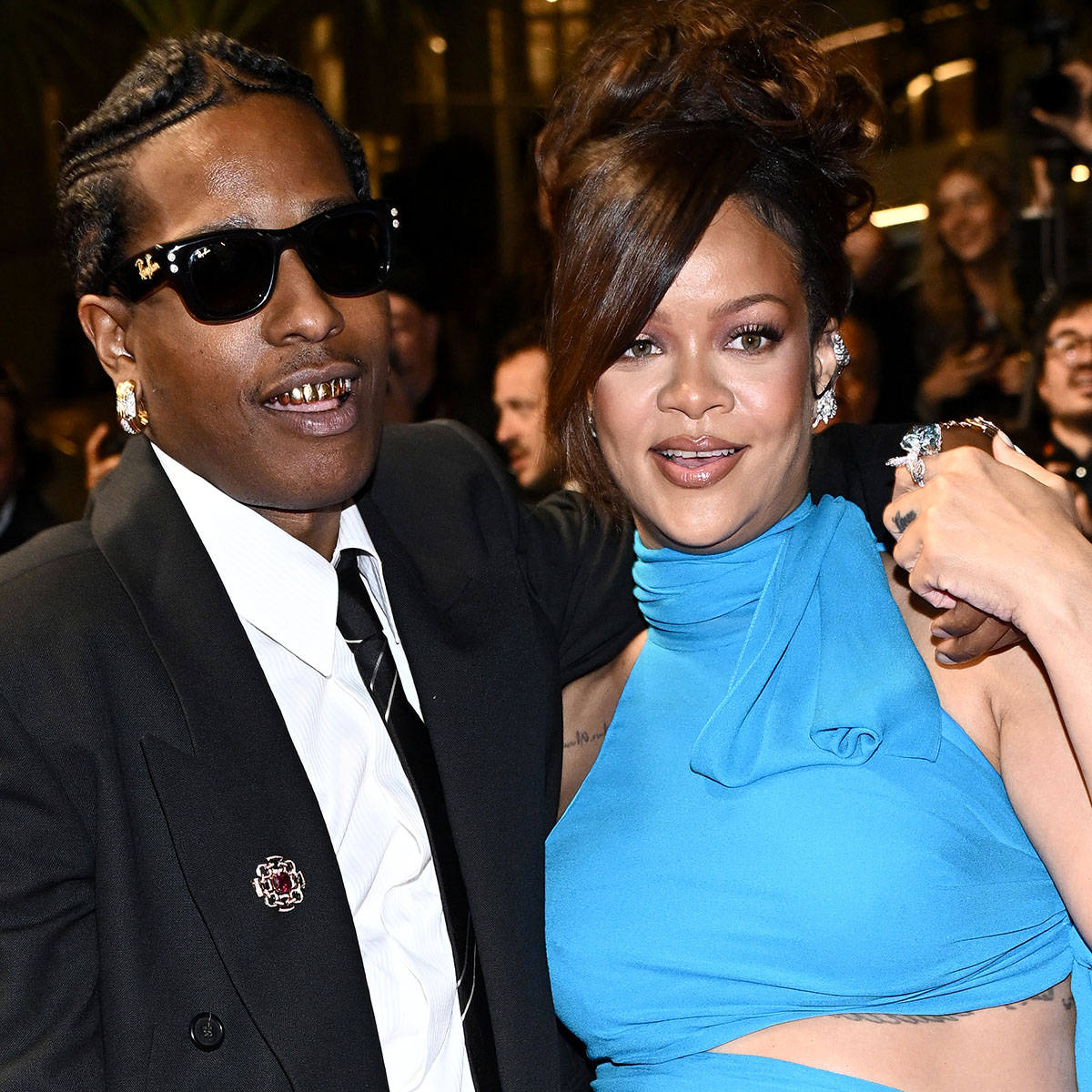 Rihanna 임신은 어린이 데뷔 이후 첫 공개 모습에서 빛납니다.