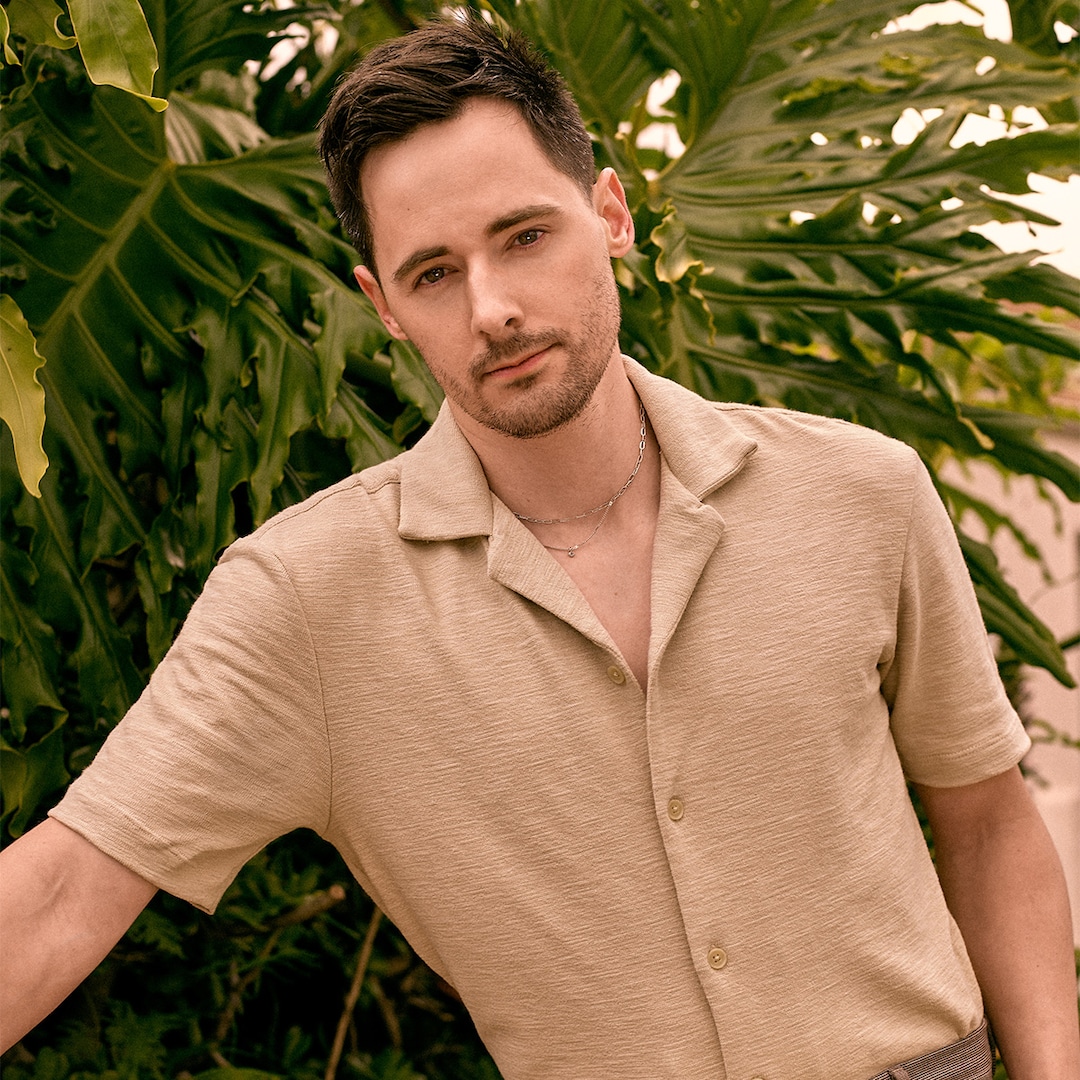 Джейк Томас който играеше на екрана брат на Хилари