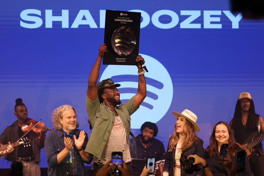 Shaboozey receives a Spotify Billions Club Plaque for his hit song “A Bar Song (Tipsy)” 