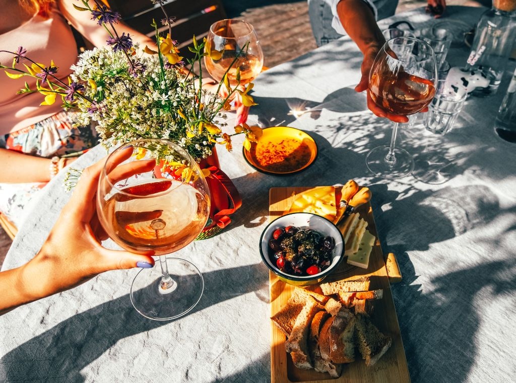 Everything You Need To Host a Summer Party Like a Pro 21 summer season event pro hero image.jpg