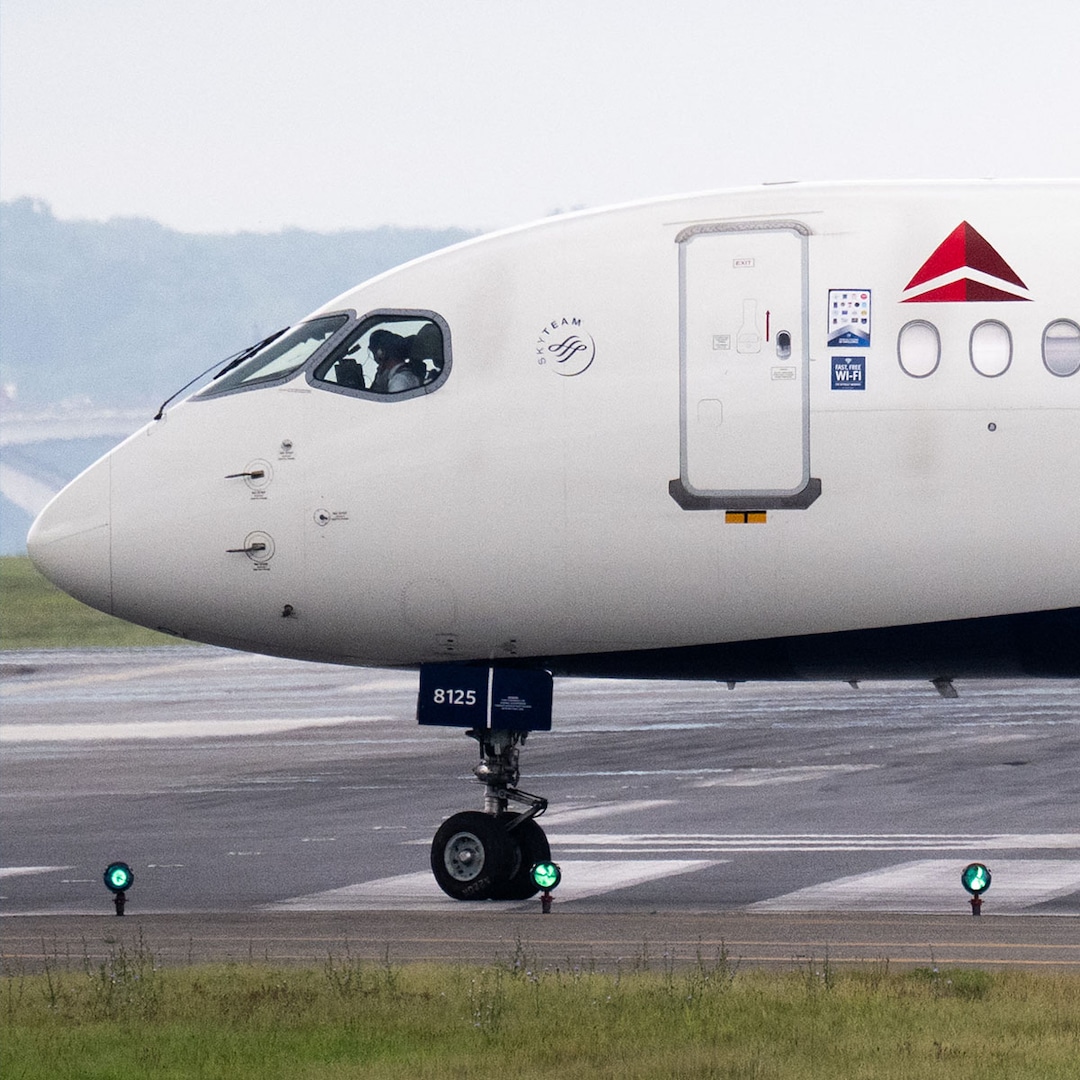 282 Airplane Passengers Stranded Overnight on Island in the Middle of Atlantic Ocean 282 Airplane Passengers Stranded Overnight on Island in the Middle of Atlantic Ocean