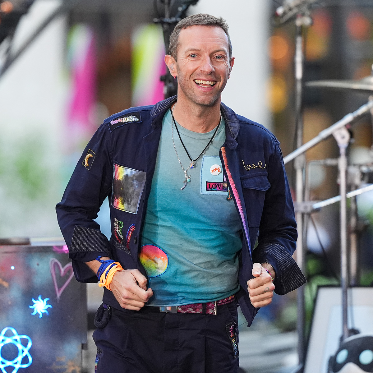 Chris Martin Hilariously Checks If Other Couple Is Cheating at Show