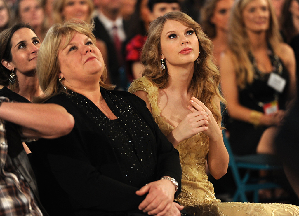 Taylor Swift, mom Andrea Swift at ACM Awards 2011