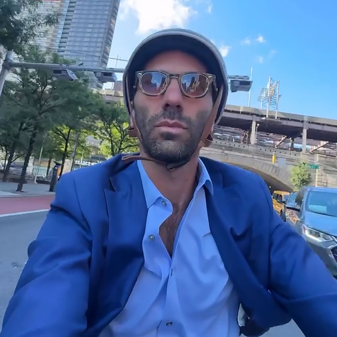 Домакинът на сом Нев Шулман започва нова глава като агент