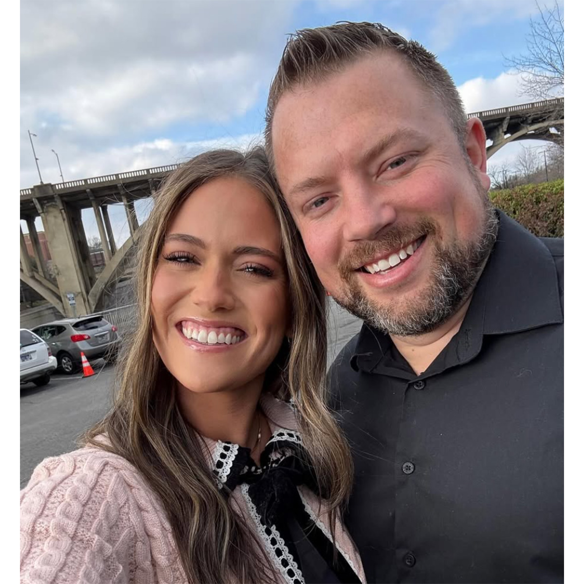 Вдигайки Зак Бейтс на Бейтс и съпругата Уитни Бейтс, очаквайки бебе № 6 