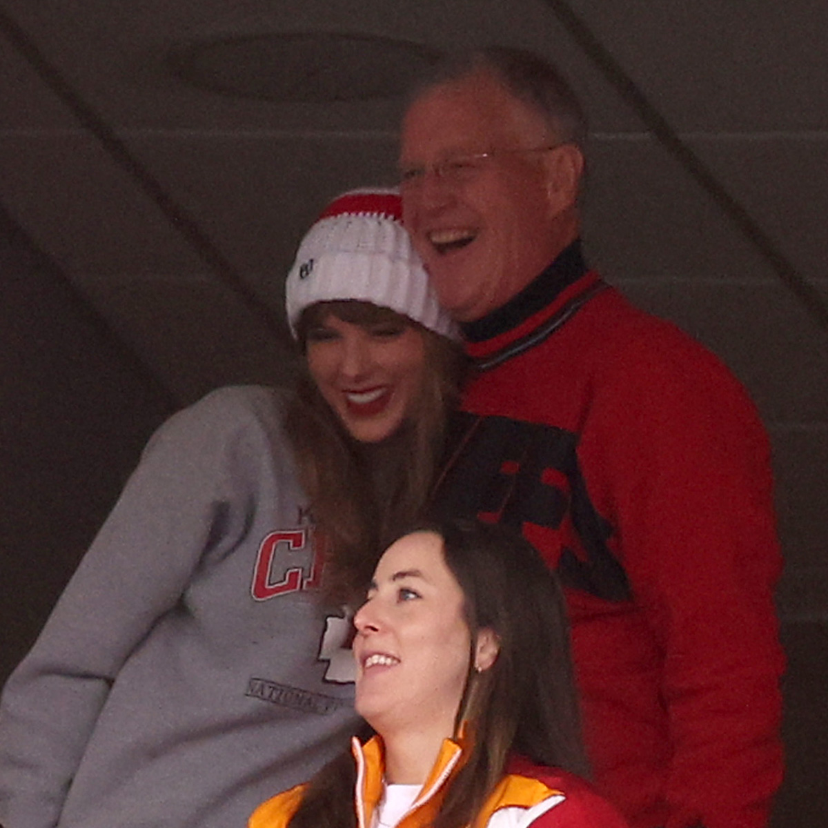 Scott Swift Shows Strong Support for Travis Kelce! 🏈❤️