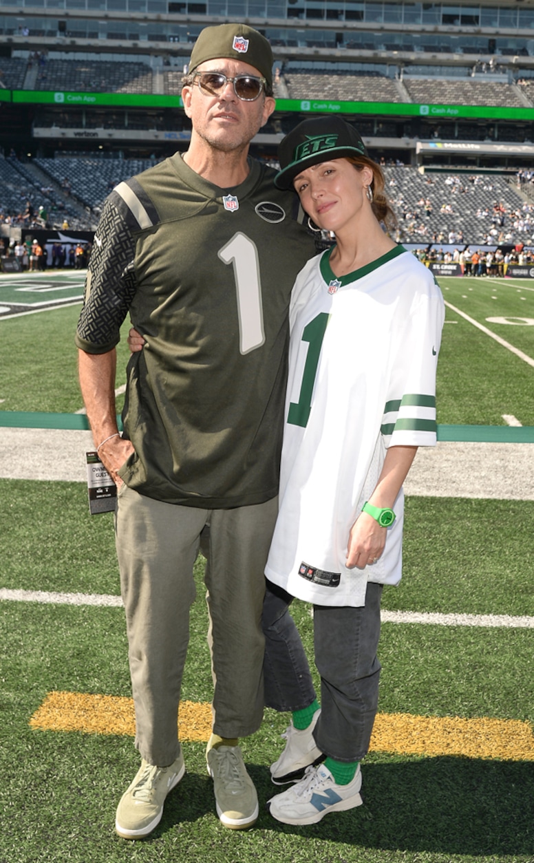 Rose Byrne and Bobby Cannavale at New York Jets game, Big Pic