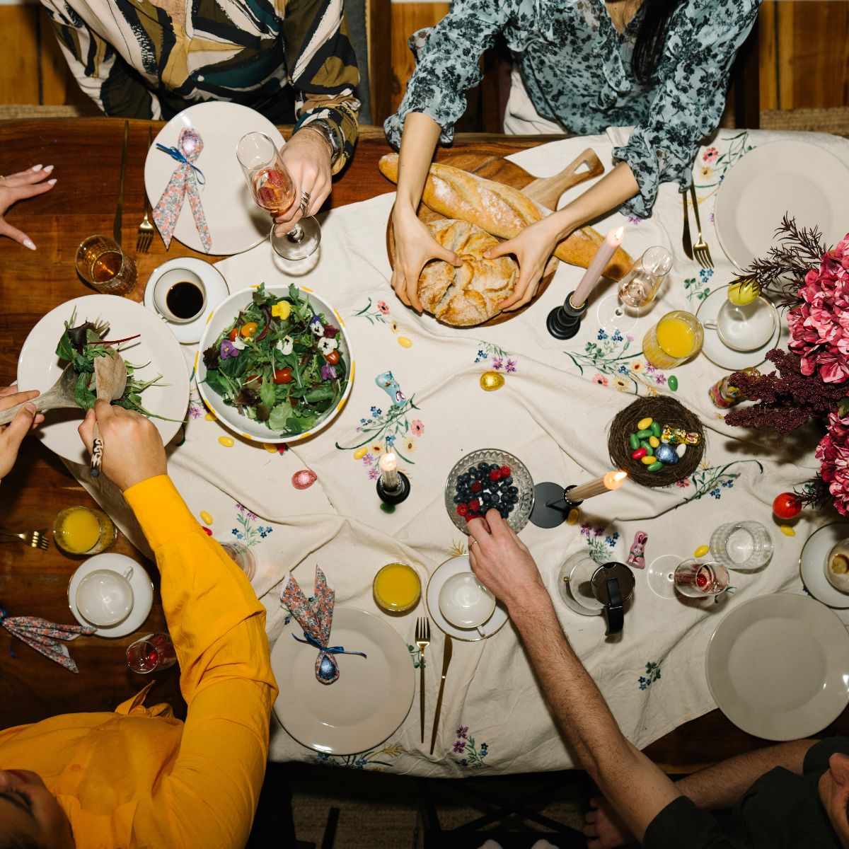 15+ Hosting Essentials You Need To Throw the Best Thanksgiving Dinner