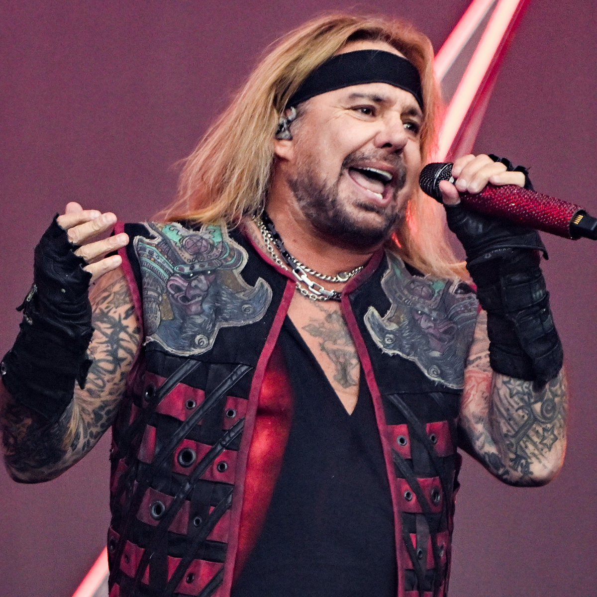 Vince Neil’s Plane Crashes Without Mötley Crüe Singer on Board