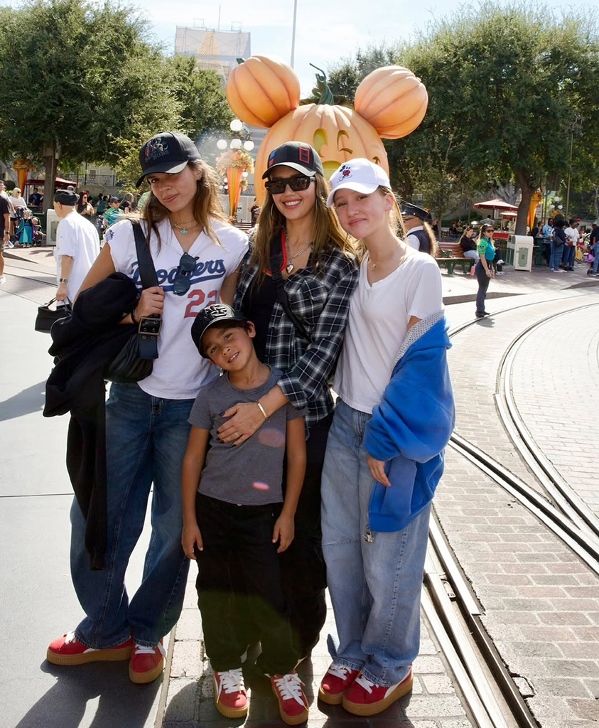 Jessica Alba on Holidays With Her Kids, image size:843x1024