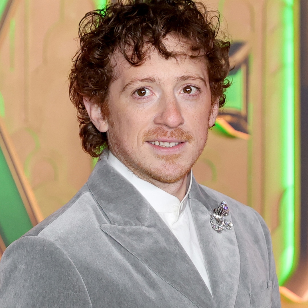 Итън Слейтър който играе Munchkin Boq във филмите Wicked сподели