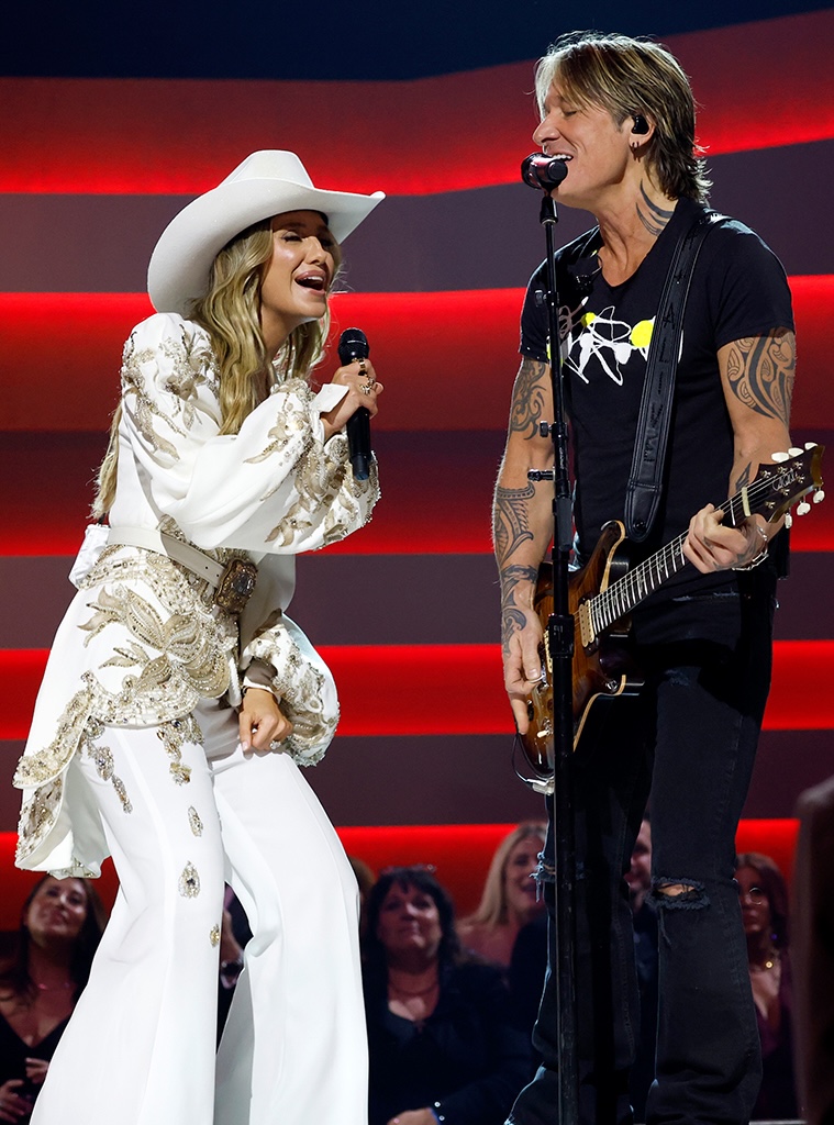 Keith Urban and Lainey Wilson perform at the 2025 CMA Awards.
