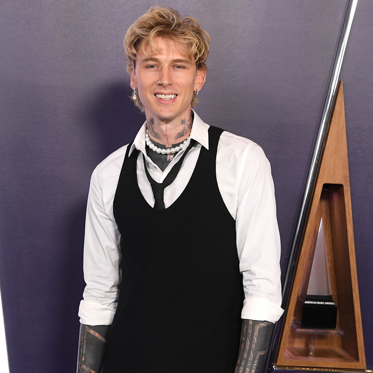 mgk arrives at the 2025 American Music Awards