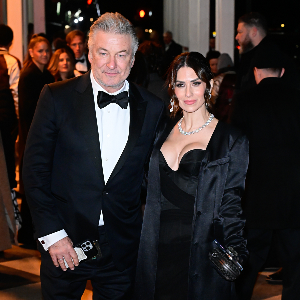 Hilaria Baldwin membahas kritik terhadap wawancara “kasar” Alec Baldwin