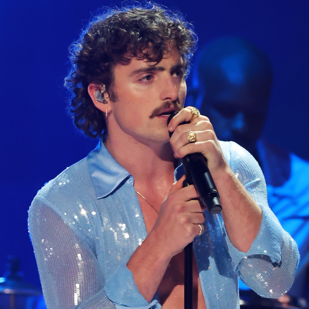 Grammys 2025: Benson Boone’s Sneaky Crotch Grab During Performance Has the Internet Spiraling – E! Online Grammys 2025: Benson Boone’s Sneaky Crotch Grab During Performance Has the Internet Spiraling – E! Online