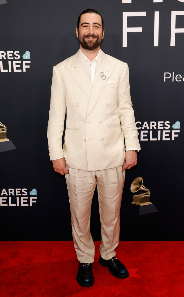Noah Kahan arrives at the Grammys 2025 red carpet