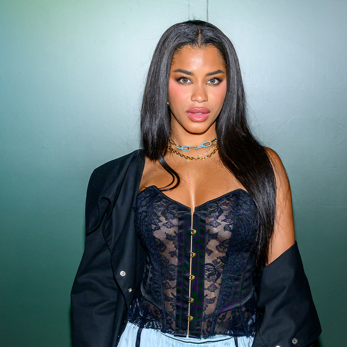 Победителят от Love Island USA Амая Папая Еспинал сподели поглед