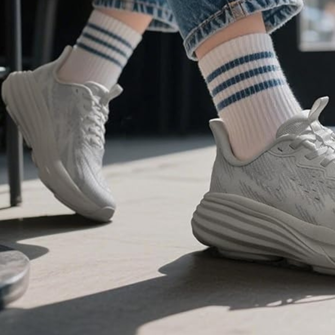 Zapatillas cómodas que pueden ayudarte a estar de pie todo el día, según las enfermeras