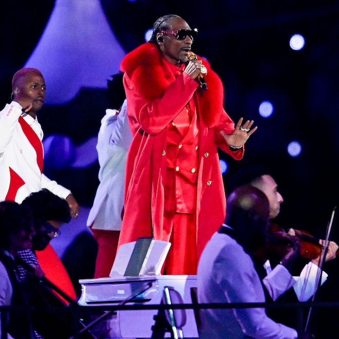 Snoop Dogg performs on Christmas for Netlix's NFL halftime show
