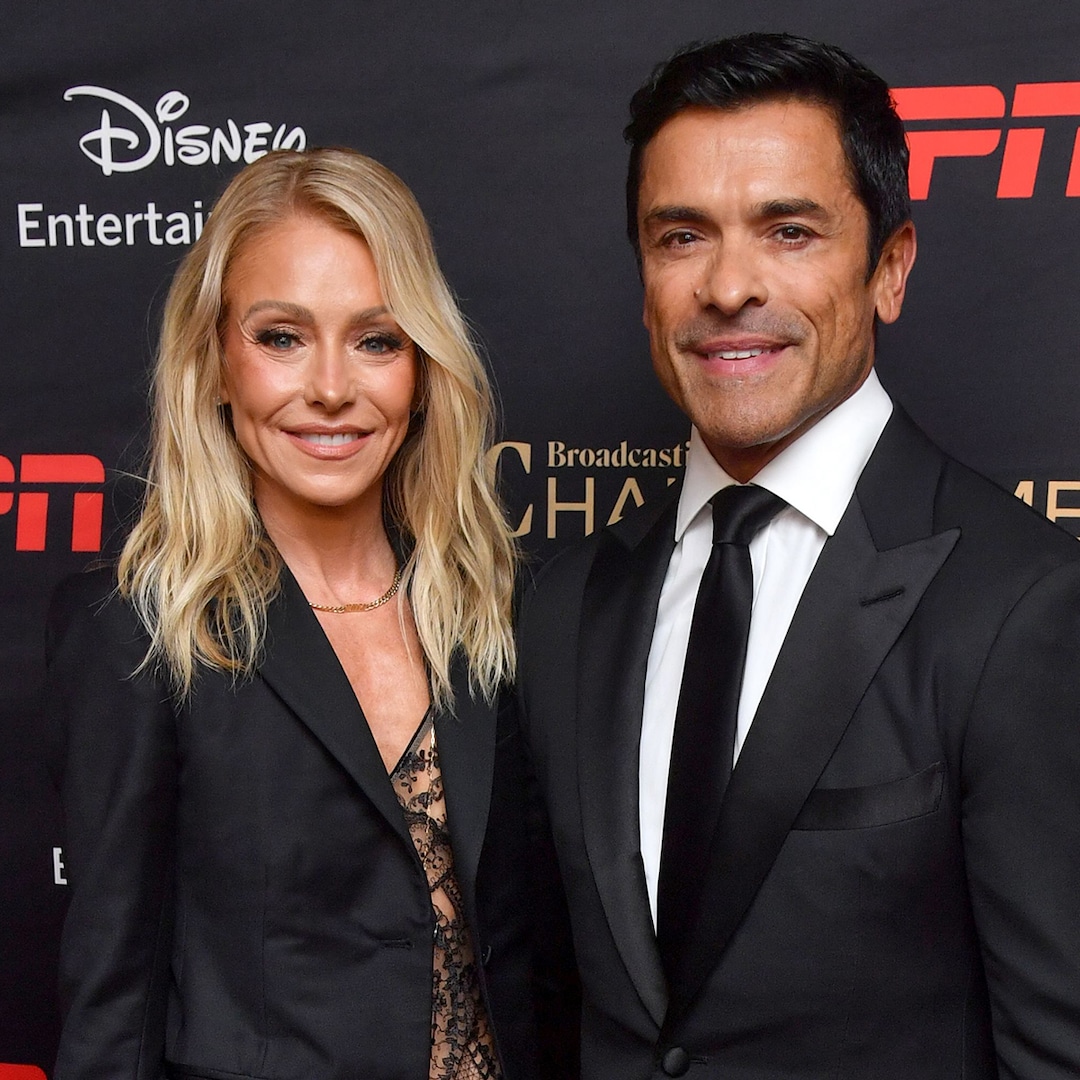 Kelly Ripa and Mark Consuelos’ 2 Sons Are Even Taller Than Them in Family Photo Kelly Ripa and Mark Consuelos’ 2 Sons Are Even Taller Than Them in Family Photo