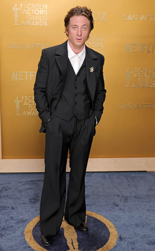 Jeremy Allen White arrives at the SAG Awards 2025 red carpet