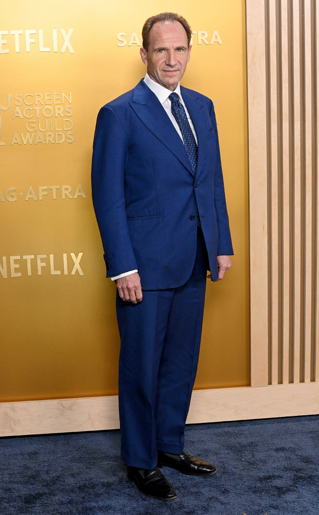 Ralph Fiennes arrives at the SAG Awards 2025 red carpet