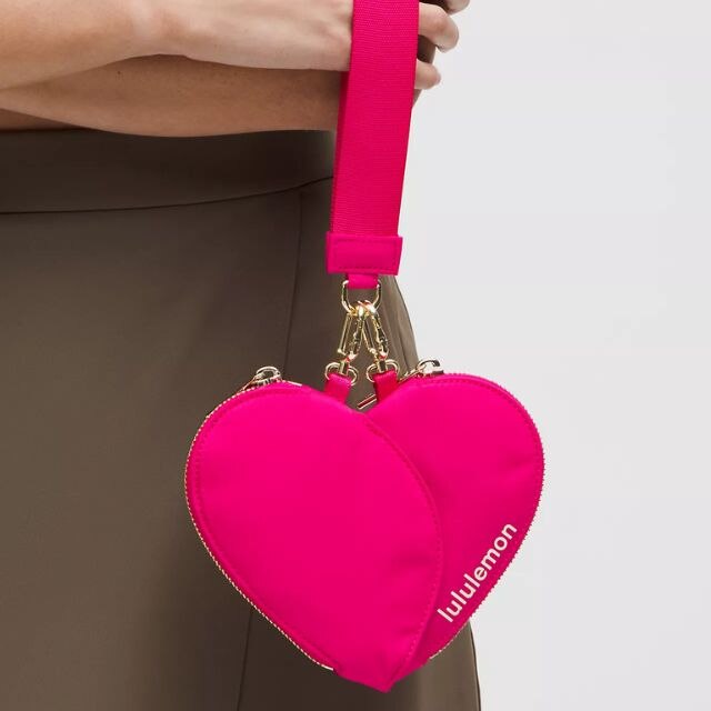 ★lululemon★Dual Pouch Wristlet ハート リストレット ポーチ Lululemon Dual Pouch Wristlet *Heart - Spiced Chai / Pink
