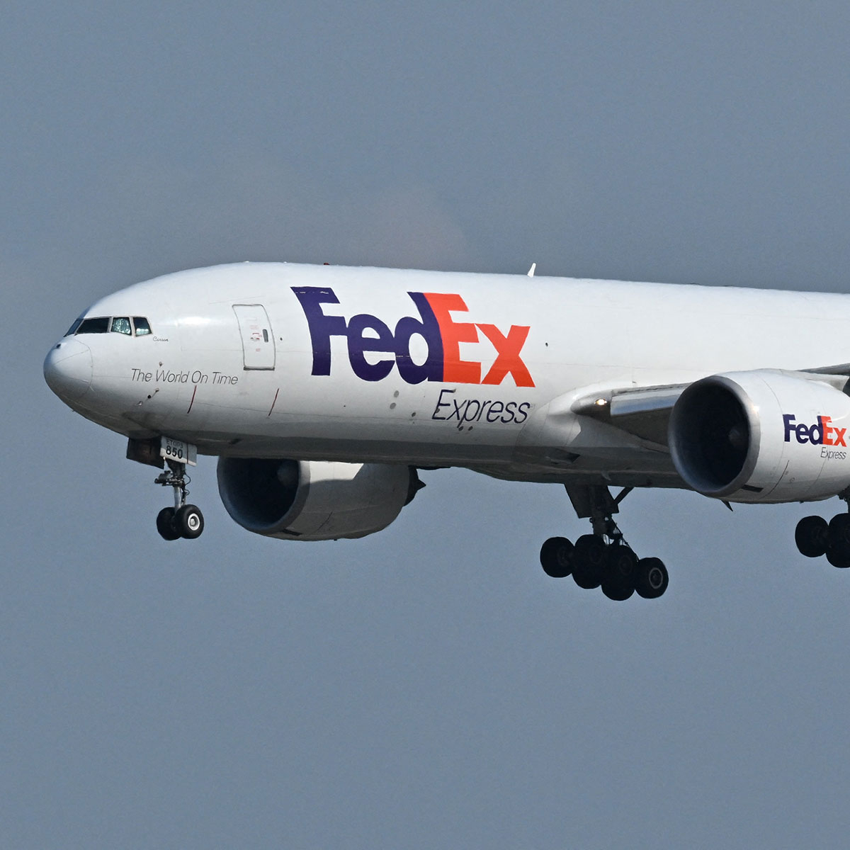 Pesawat FedEx menangkap api di udara sebelum pendaratan darurat