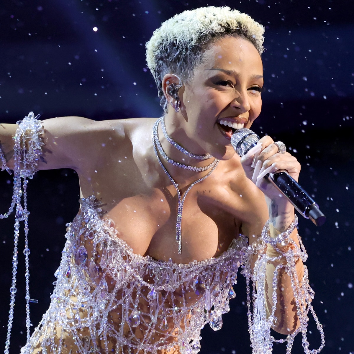 Oscars 2025: Doja Cat's Crystal Chandelier Dress Will Dazzle You