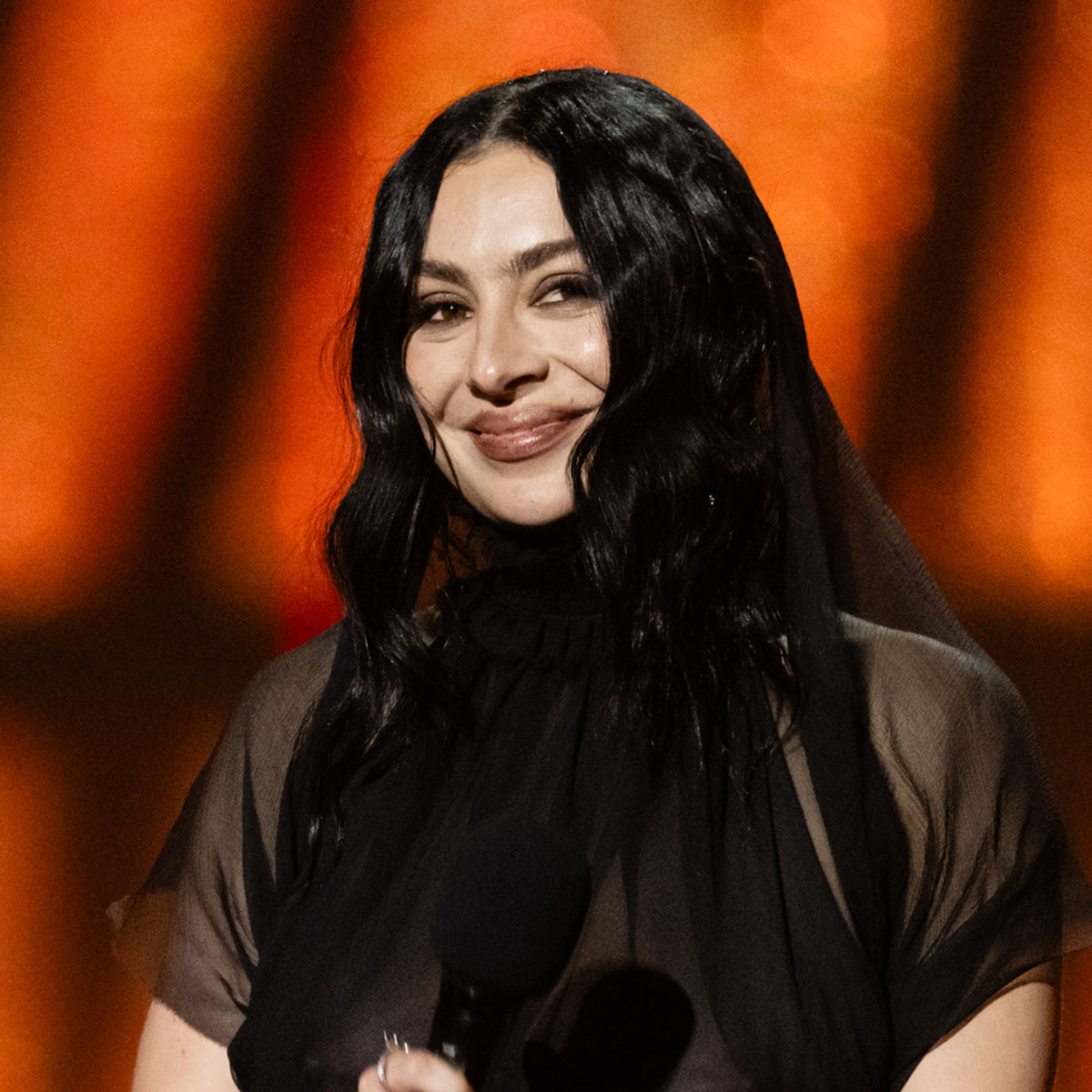 Charli XCX membanting kritik putingnya di Brit Awards 2025