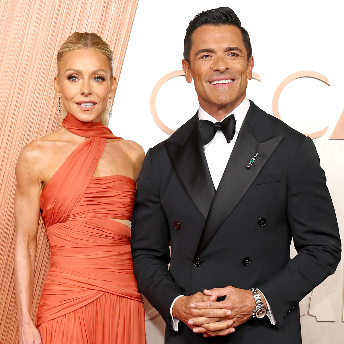 Kelly Ripa bereaksi untuk bertemu suaminya Mark Consuelos ‘Ex di Drive-Thru