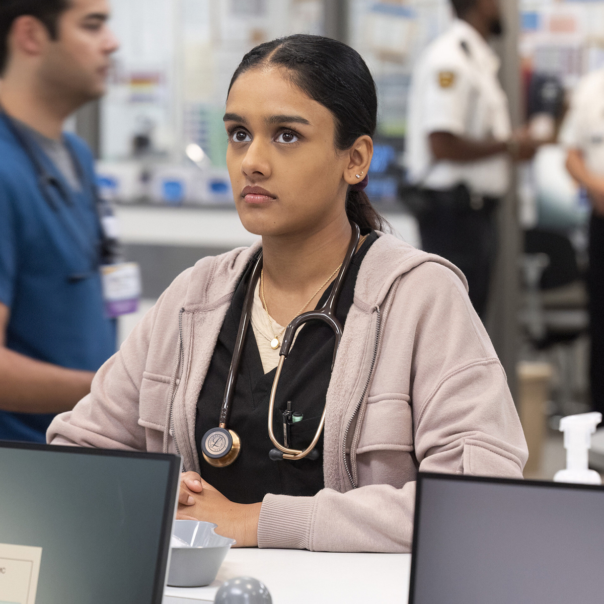 Шабана Азиз която играе студентката по медицина Виктория Джавади в