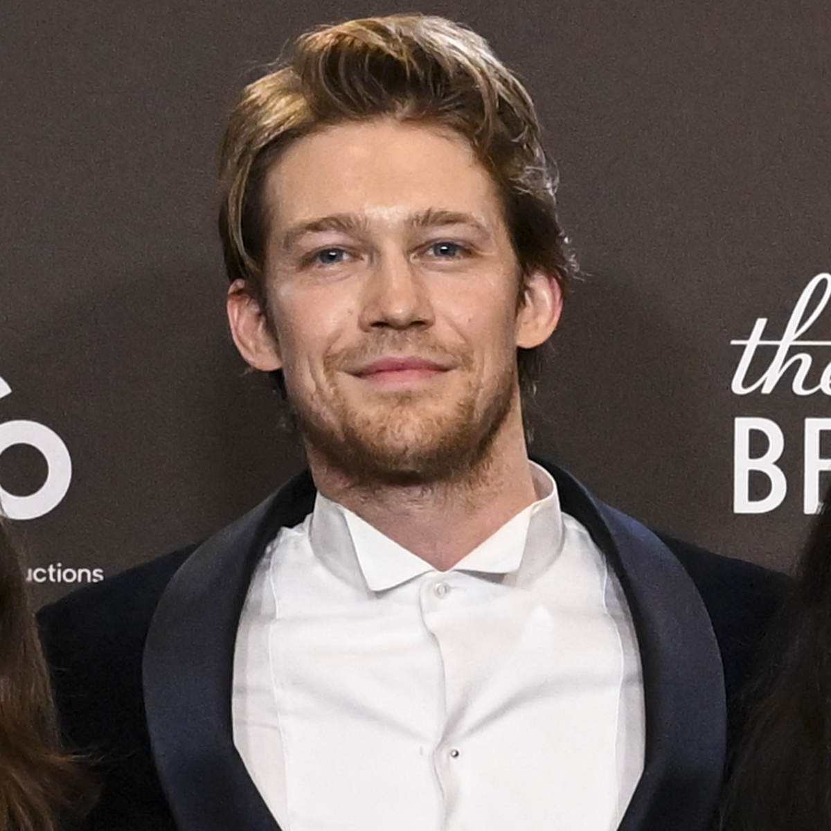 Joe Alwyn Suffers Wardrobe Malfunction at Golden Globes 2026