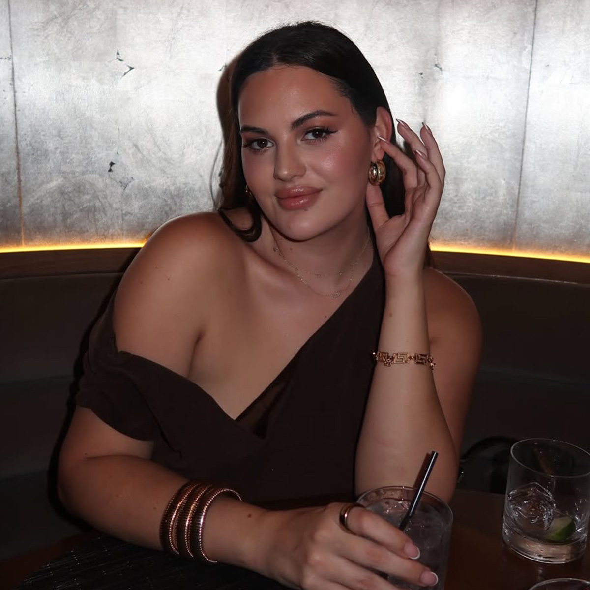 Alexa Lemieux от Love Is Blind разкрива, че си е намерила работа за цици на фона на развода