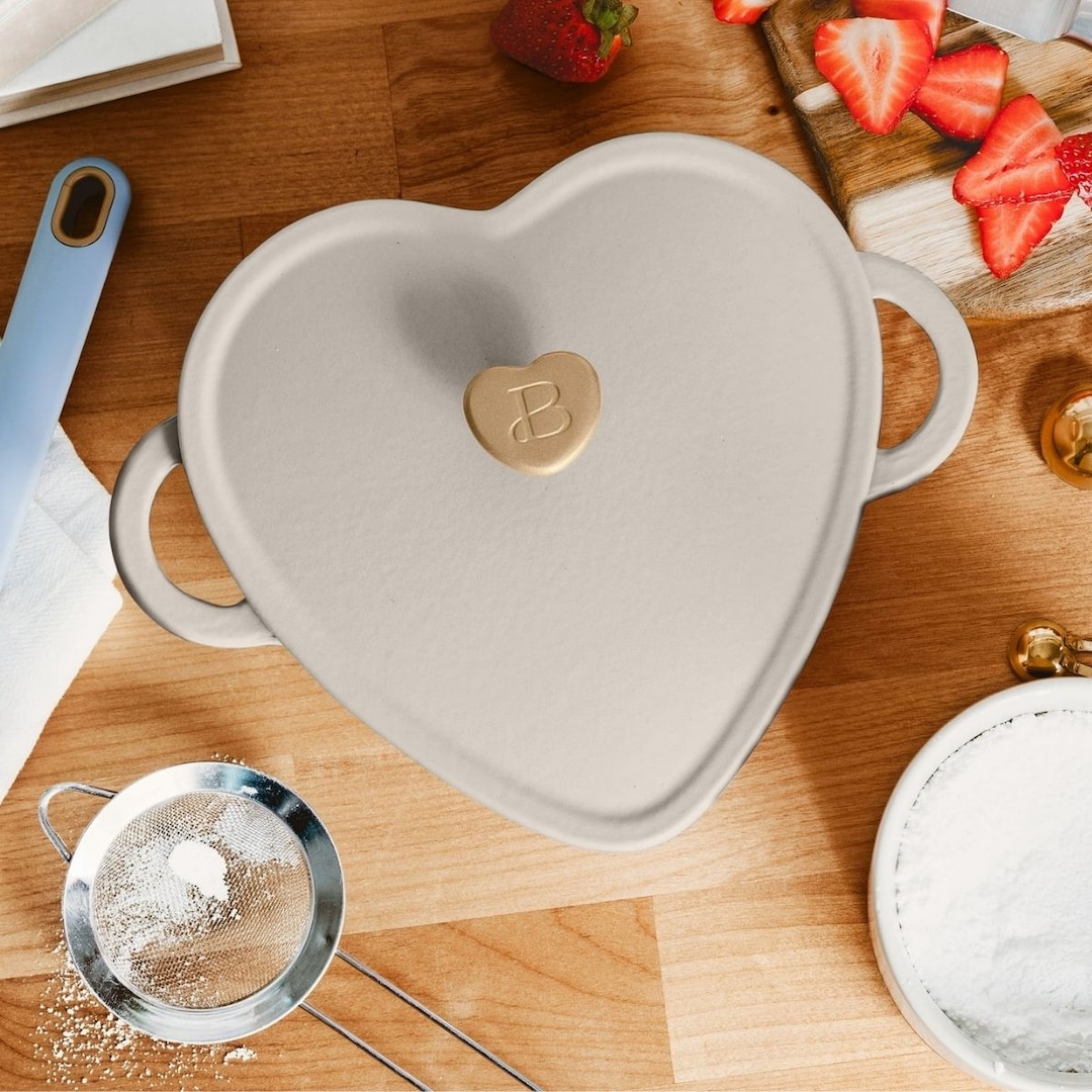 Este forno Heart Dutch parece um Le Creuset, mas custa US $ 40 Este forno Heart Dutch parece um Le Creuset, mas custa US $ 40