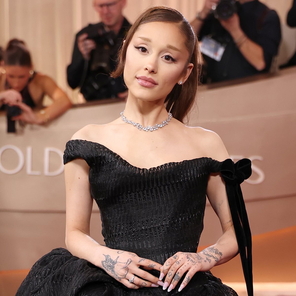 Ariana Grande Reacts After Photoshop Error Gives Her 6 Fingers