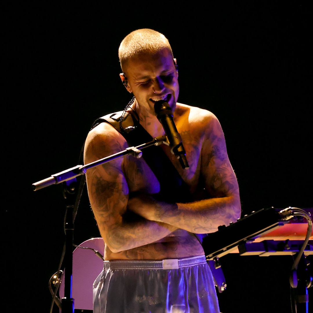 El primer tatuaje de Justin Bieber en su espalda durante una actuación