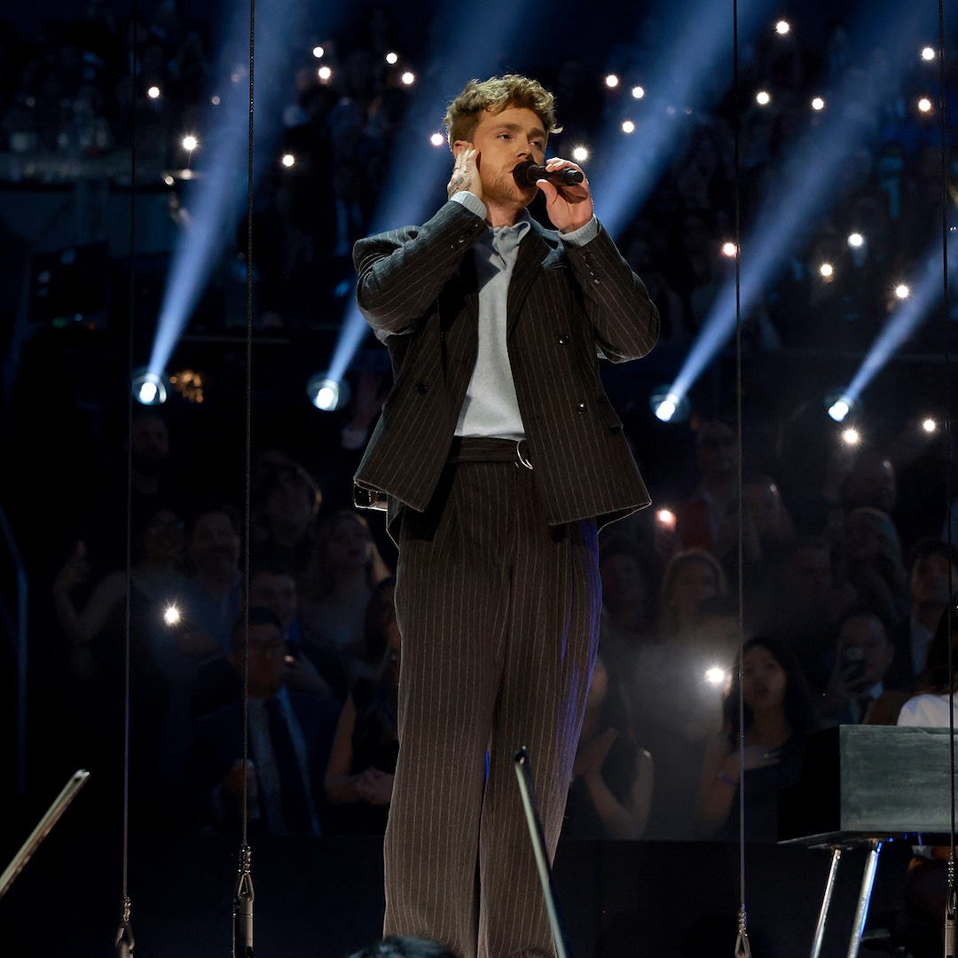 Alex Warren en el Performance Flub de los Grammy 2026