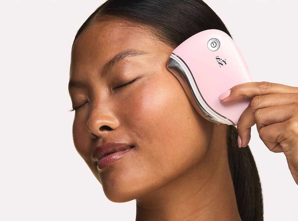 Dermatologic Surgeon Reviews the TikTok-Famous LED Red Light Gua Sha Dermatologic Surgeon Reviews the TikTok-Famous LED Red Light Gua Sha