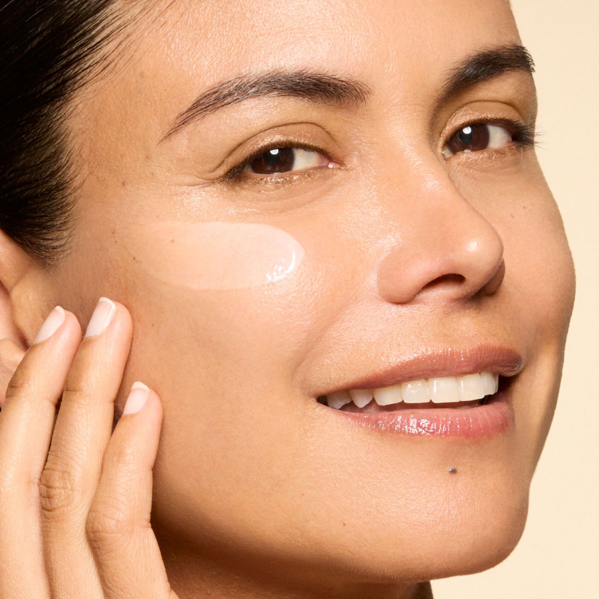 Jessica Alba's Honest Beauty Vitamin C Serum Is Finally on Sale