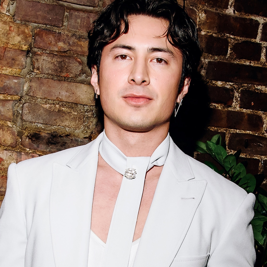 Hudson Williams, da rivalidade acalorada, confirma namorada no Dia dos Namorados