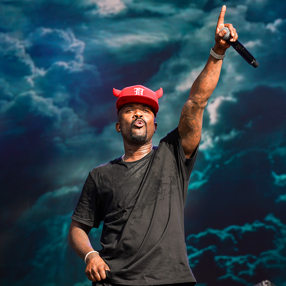 Рей Джей изпълнява с видима кръв, течаща от очите след почти фатални сърдечни проблеми