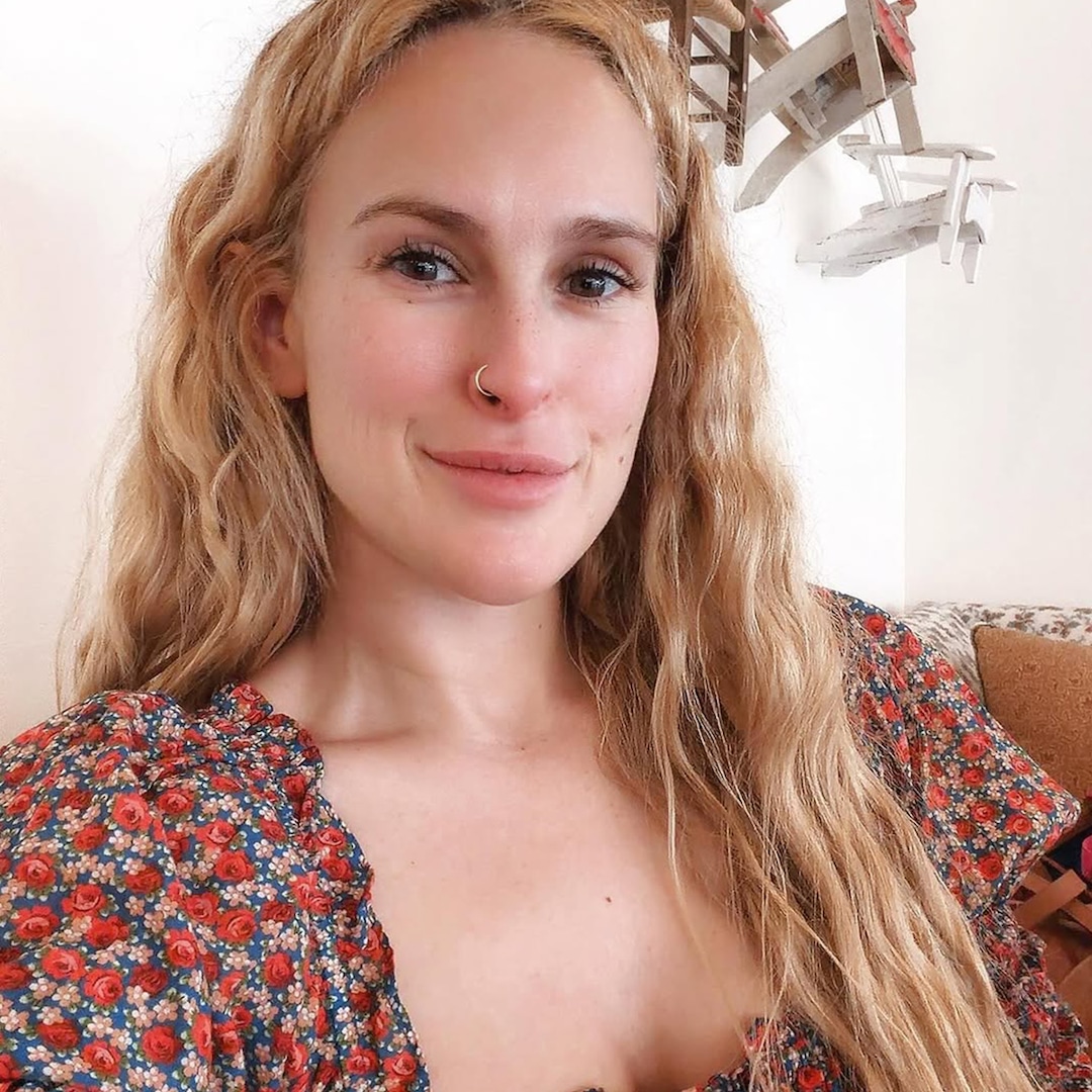 Rumer Willis está reagindo às alegações de que vive do dinheiro dos pais
